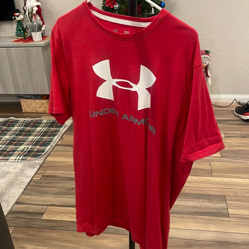 MENS size large red under armour short sleeved tee